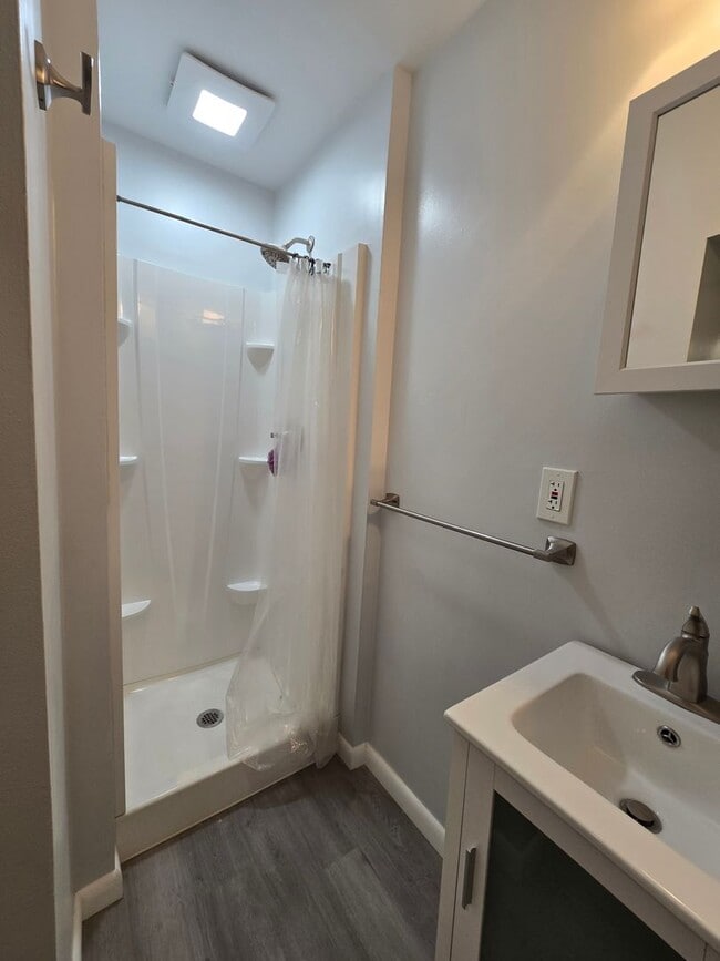 Building Photo - Beautifully Remodeled 3 Bedroom With Rooftop Deck - Downtown Sharpsburg