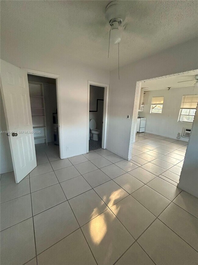 Building Photo - 1045 N Andrews Ave