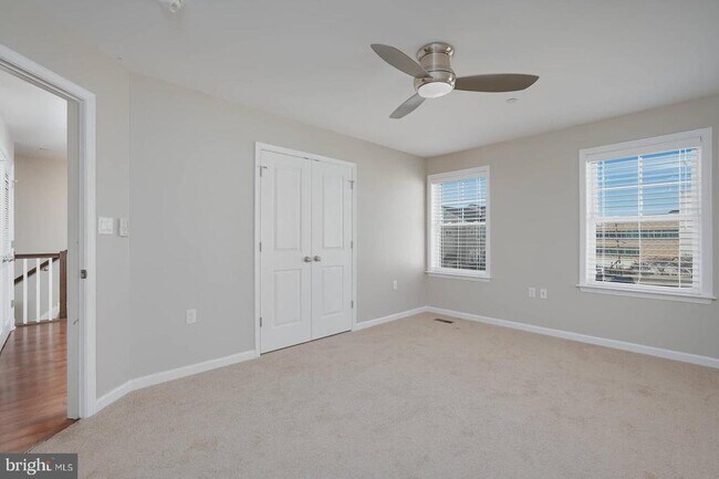 Building Photo - 412 Woodcrest Dr SE