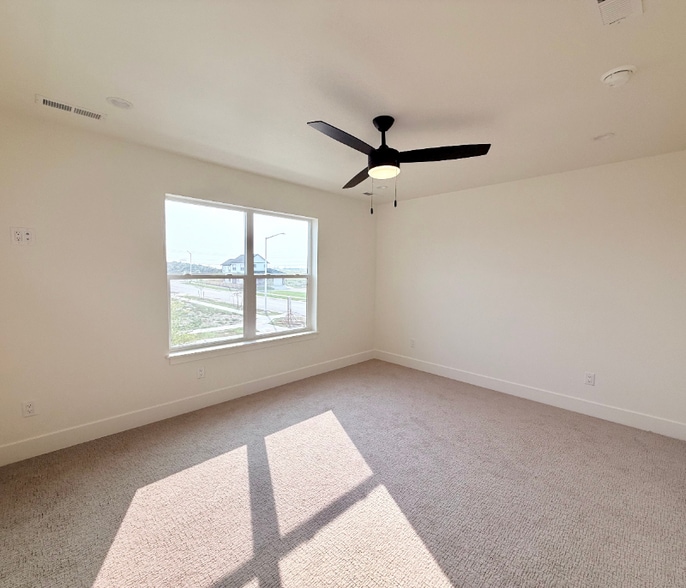 Building Photo - 604 Holstein Way