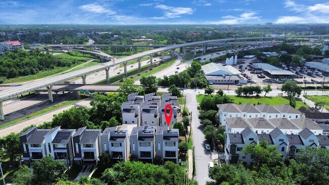 Building Photo - 2302 Johnson St