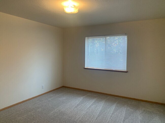 Building Photo - NE Bend Apartment Available 6/15