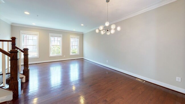 Building Photo - 517 Regent Pl NE