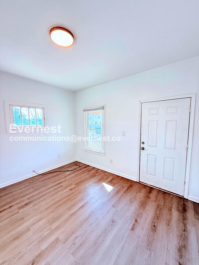 Building Photo - 2 Bed/1 Bath Home with Off-Street Parking / Vouchers Accepted / Available Now!