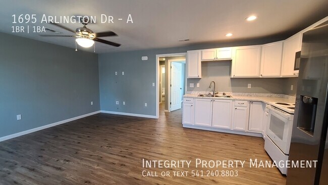 Building Photo - 1695 Arlington Dr