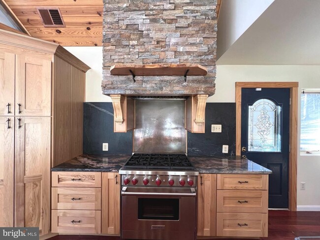 Building Photo - Beautiful 3bd 3bth contemporary A-framed home in the prestigious Eagle's Nest community.