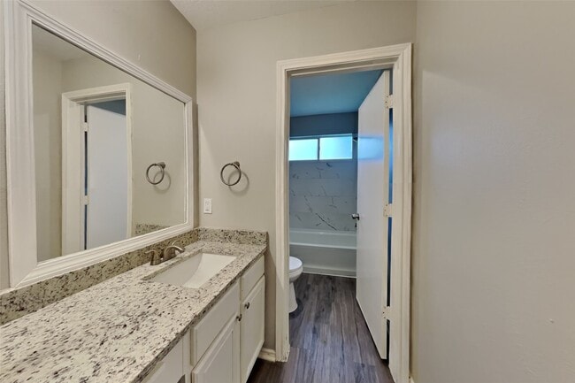 Building Photo - 2039 Greencrest Dr