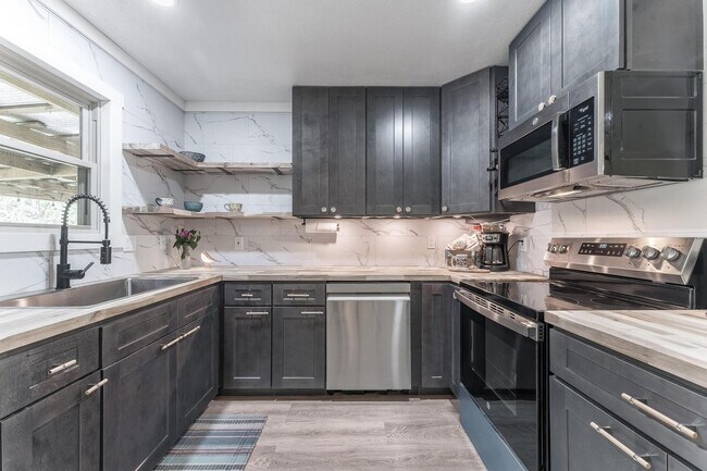 Building Photo - Charming Two Bedroom in Rogers