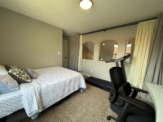Building Photo - Experience Bright Living in This Stunning 4-Bedroom Home!