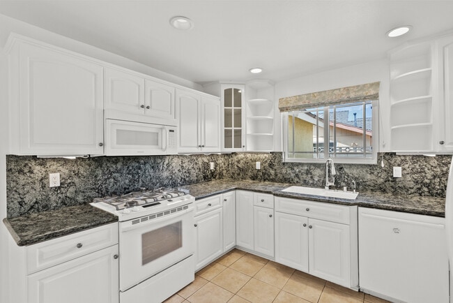 Building Photo - 2248 Drayton Ave