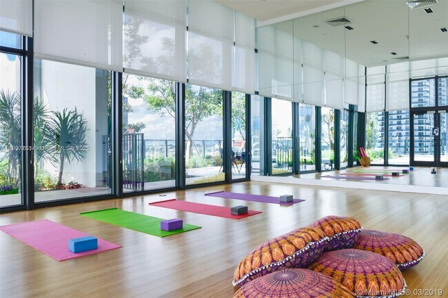 Building Photo - 1600 NE 1st Ct