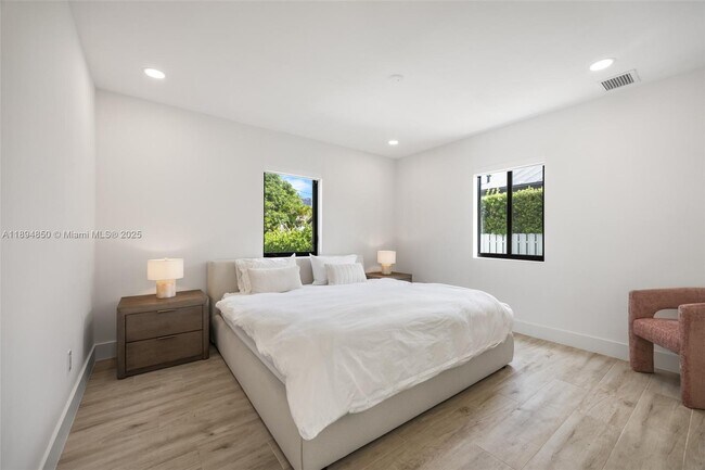 Building Photo - 615 SW 21st Rd