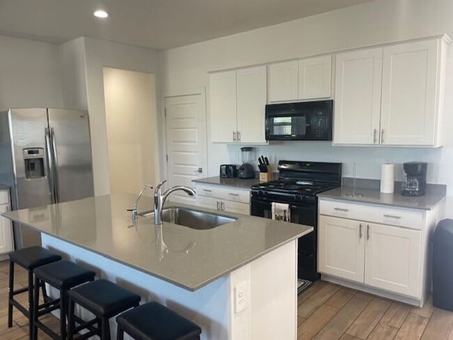 Building Photo - Large spacious 4 bedroom home located in cul de sac