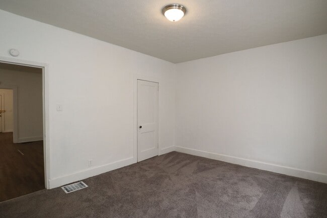 Building Photo - 2 Bedroom Indianapolis House!