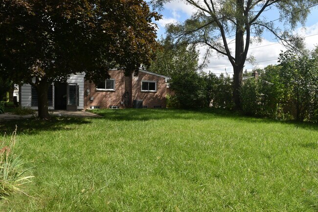 Building Photo - 607 Cherry Ave