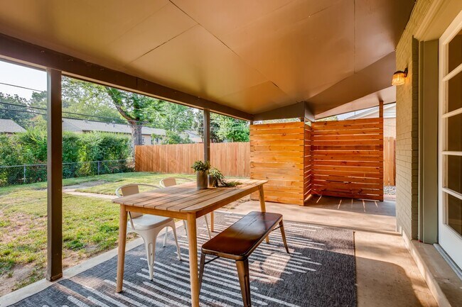 Building Photo - 6047 Independence St