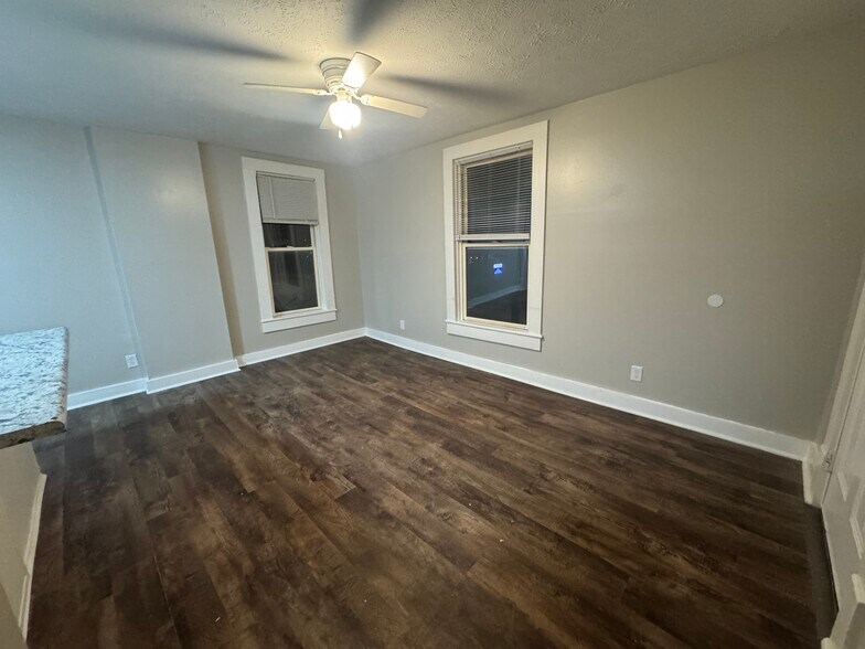 Building Photo - 2105 Park Ave