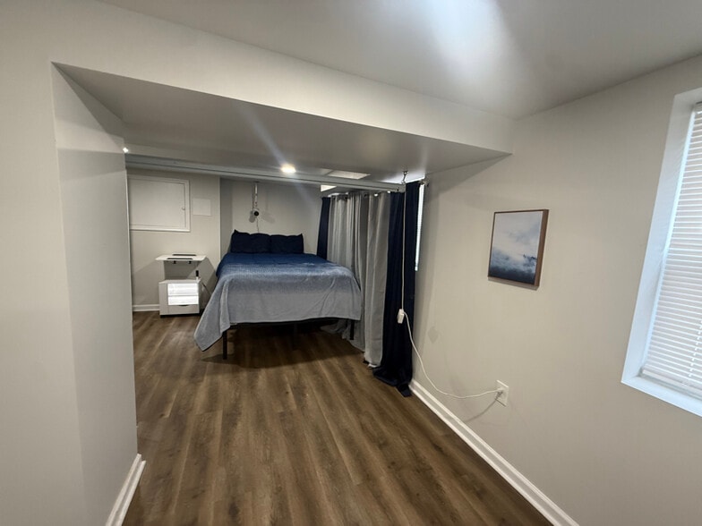 Building Photo - 1 Maple Ave