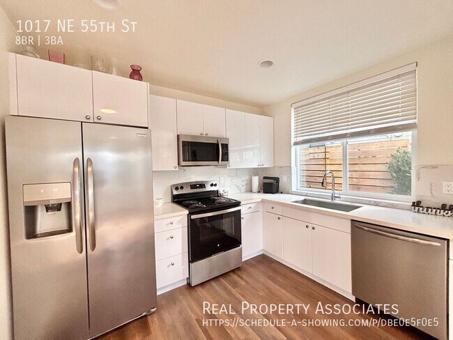 Building Photo - 1017 NE 55th St