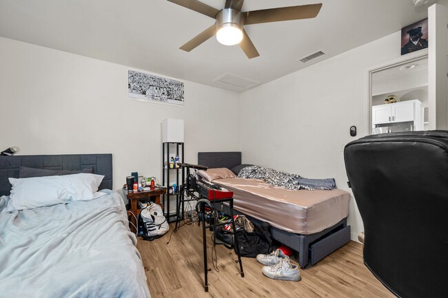 Building Photo - Two full kitchens + two washers & dryers!