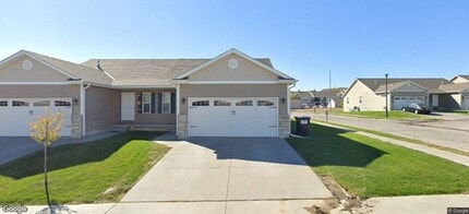 Building Photo - Charming Four Bed Three bath Townhome