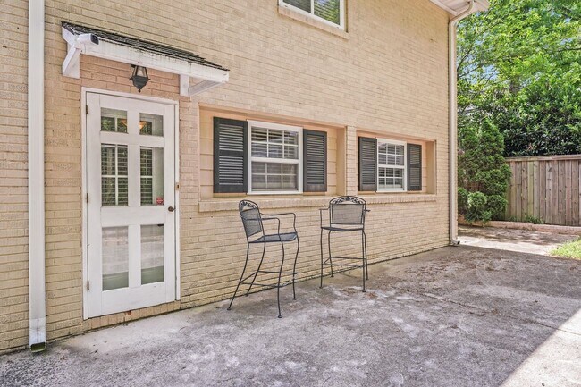 Building Photo - 2417 Laburnum Ave