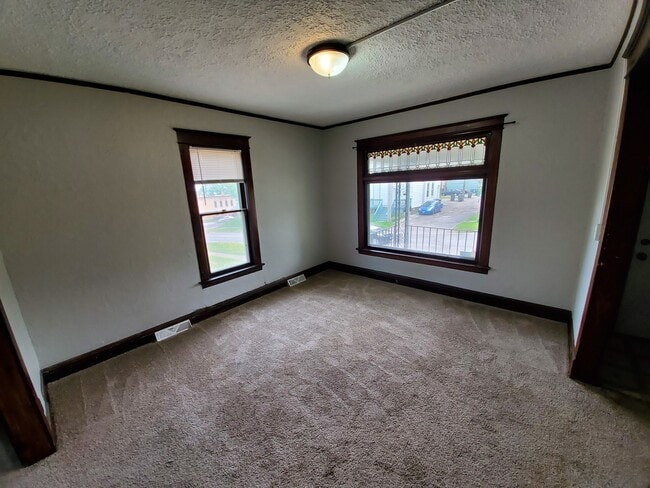 Building Photo - AVAILABLE JUNE - Great 3 Bed 1.5 Bath Near Portland Square