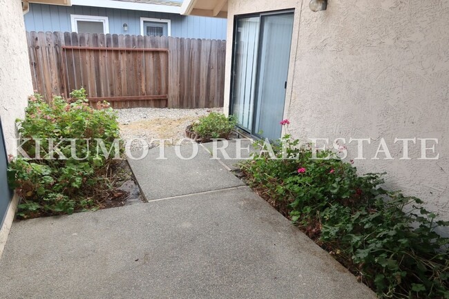 Building Photo - Pocket 3 Bedroom, 2 Bath Half-plex