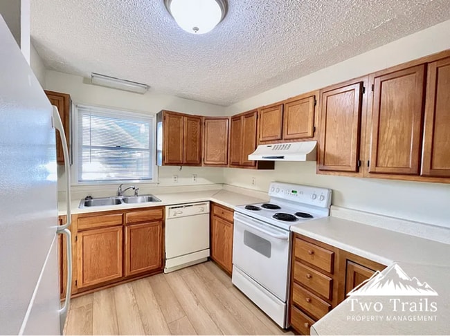 Building Photo - 100 Meadow Park Ln