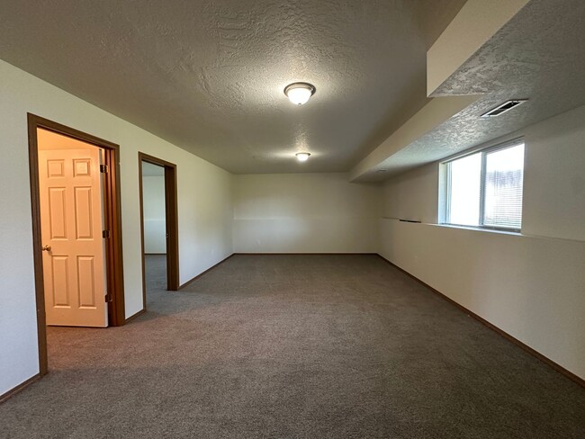 Building Photo - 419 N Arbutus Ave