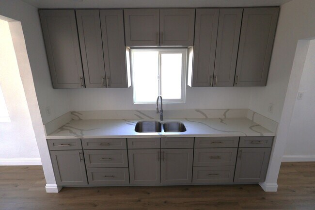 Building Photo - Stunning 2-Bedroom Home with Modern Updates