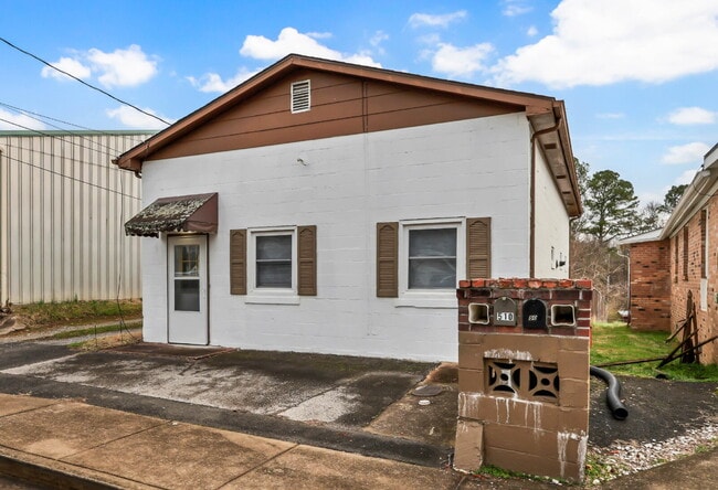 Building Photo - Charming 2-bedroom, 1-bath near downtown Clarksville!