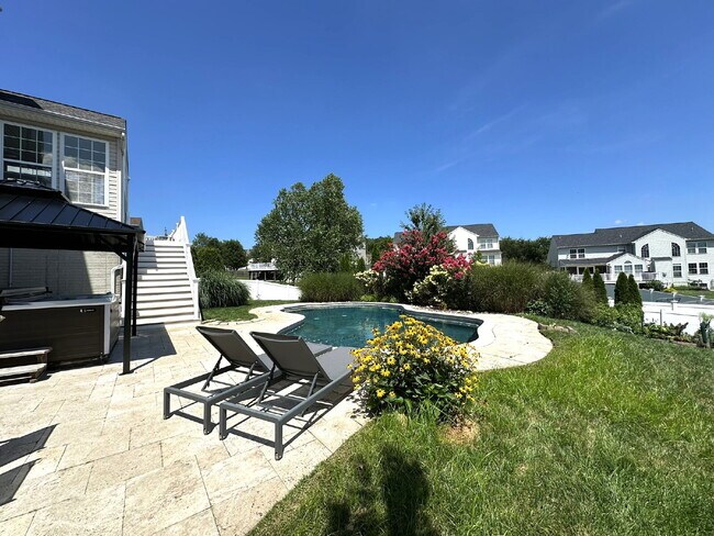 Building Photo - LEASE PENDING! Gorgeous 6-Bedroom 3.5-Bath...