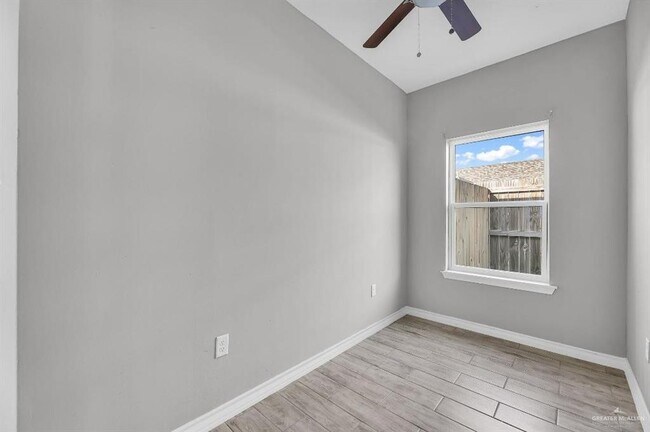 Building Photo - 2713 W Primrose Ave