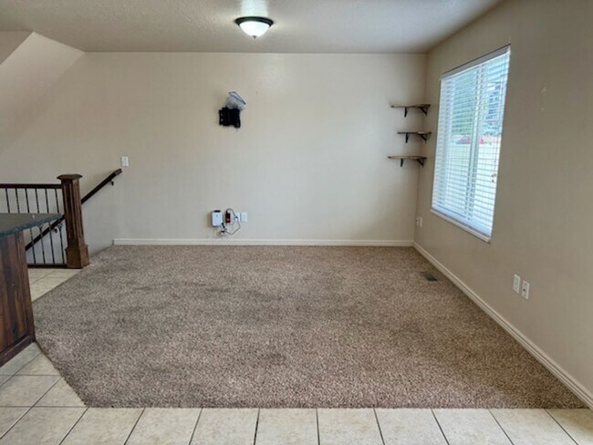 Building Photo - 1000 E Blf Vw Dr