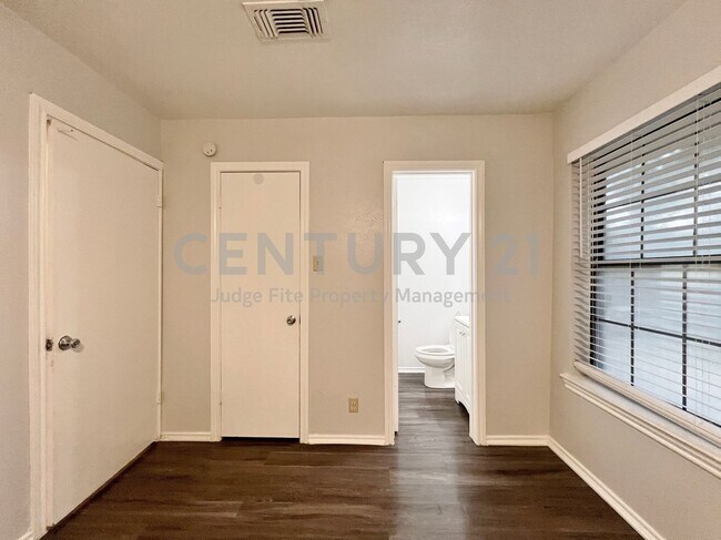 Building Photo - 1108 N Elm St