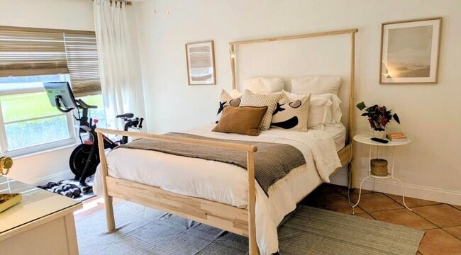 Building Photo - 3100 N Palm Aire Dr