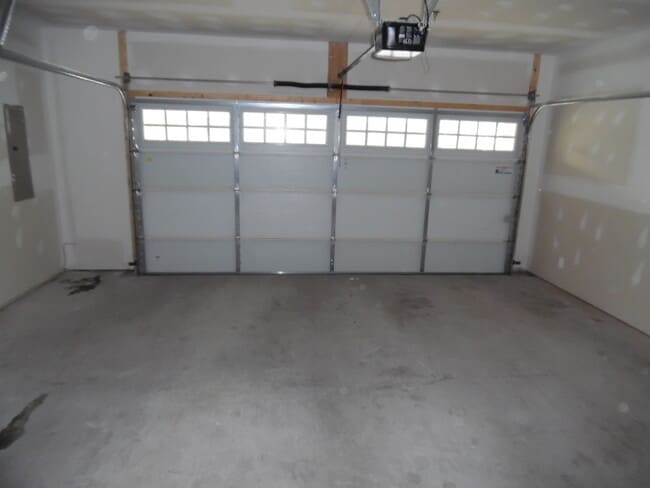 Building Photo - Luxury Townhome- Anne Arundel, MD