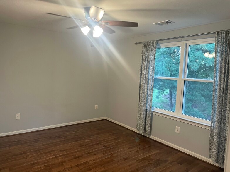 Building Photo - 10024 Vanderbilt Cir