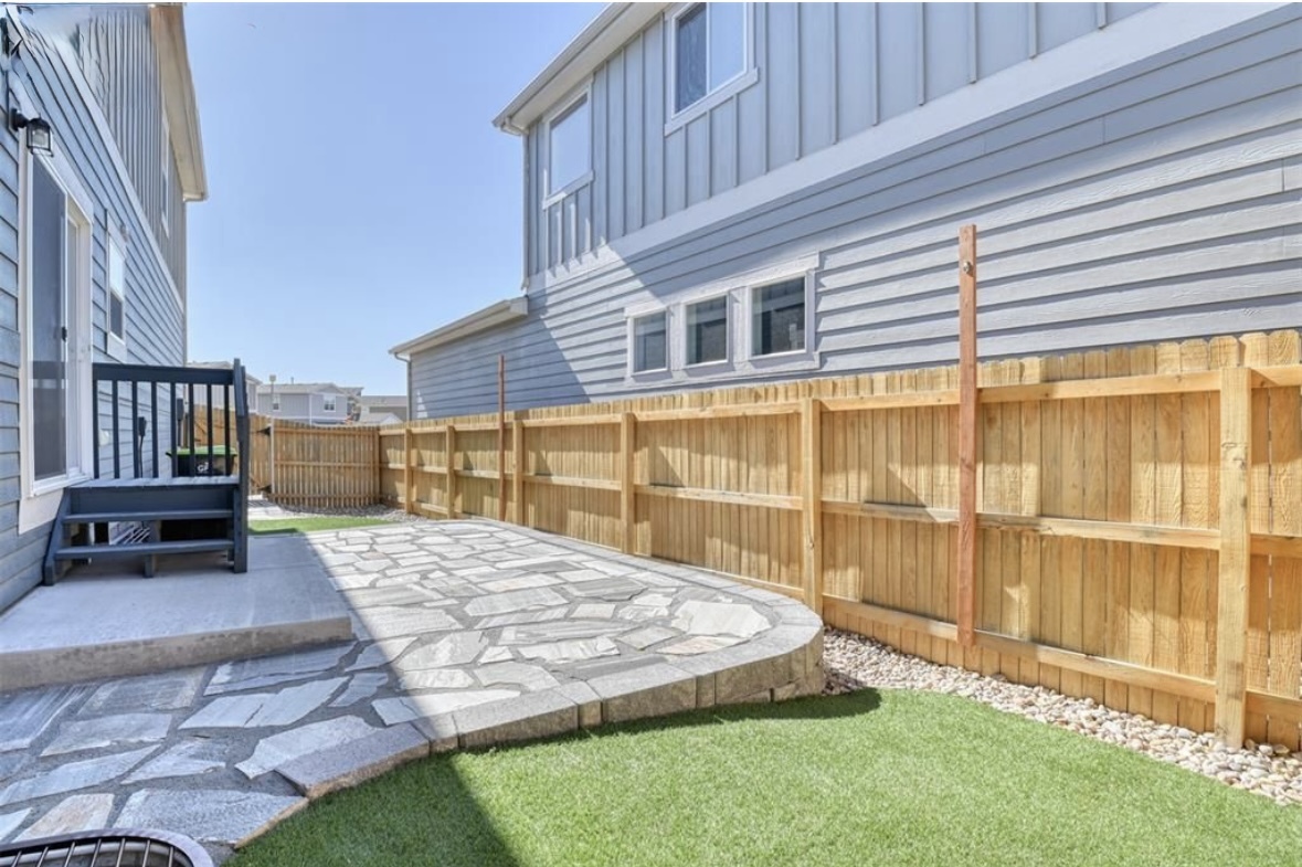 Side yard with turf/flagstone - 7718 Sun Shimmer Vw