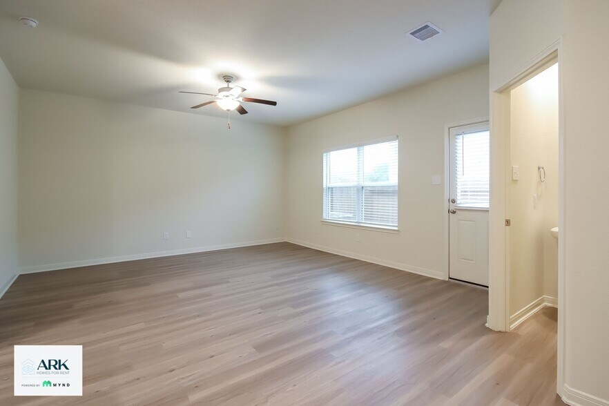 Building Photo - 560 Solomon Ln