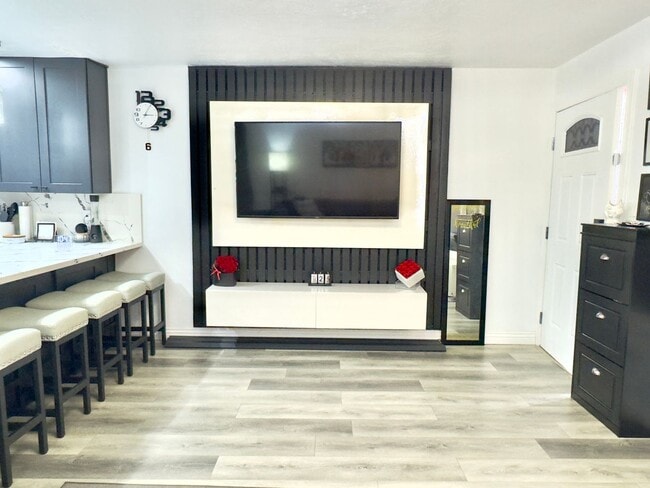 Building Photo - Upgraded One-Bedroom in Kensington