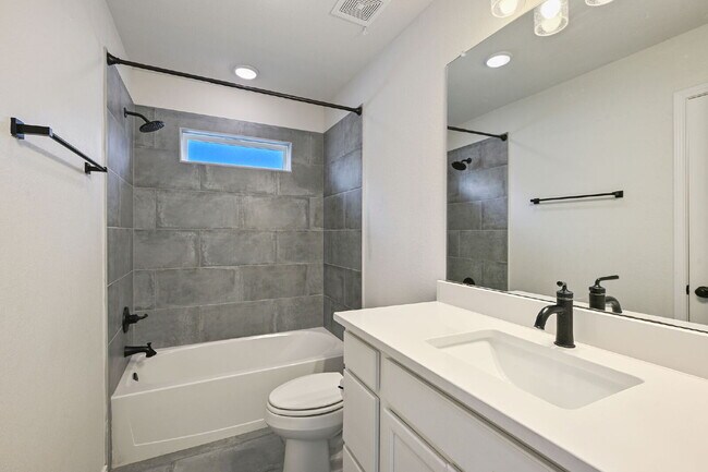 Building Photo - Immediate Move in - 3 Bedroom, 2 Bathroom Home in Rudder Pointe with Open Concept