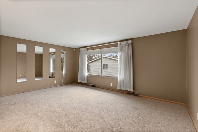 Building Photo - 537-541 N Edgelawn Drive Unit 539