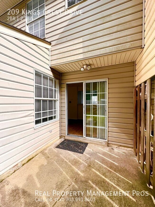 Building Photo - 209 Kings Crest Dr