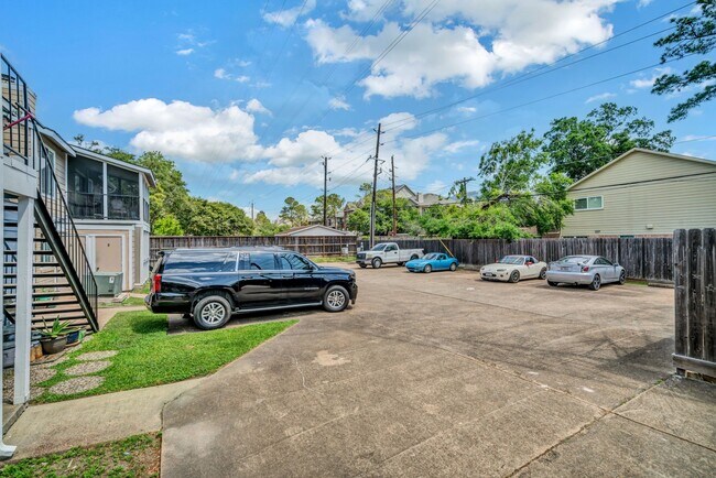 Building Photo - 770 Memorial Mews St