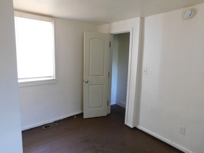 Building Photo - Private Entry First Floor Apartment