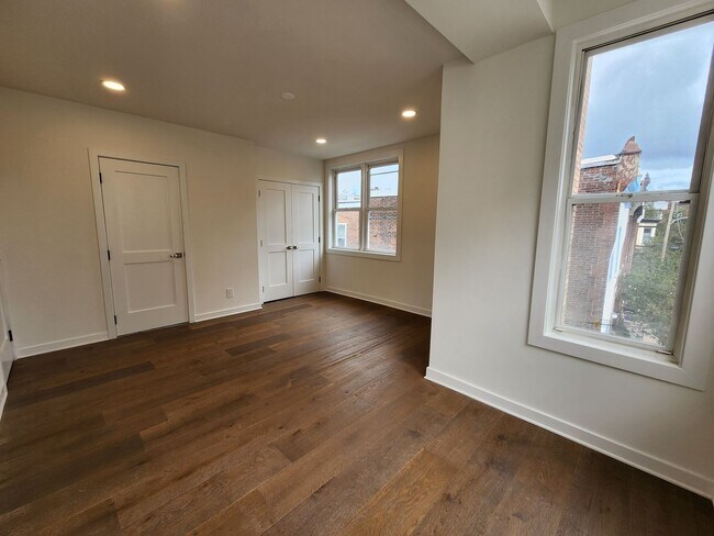 Building Photo - Beautiful 2 bedroom newly renovated unit available