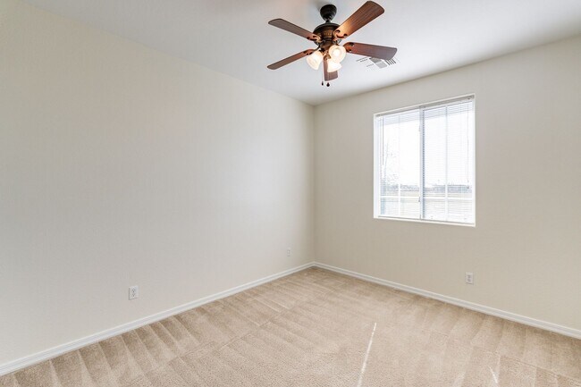 Building Photo - Spacious 4 Bed 2.5 Ba in Gated Community