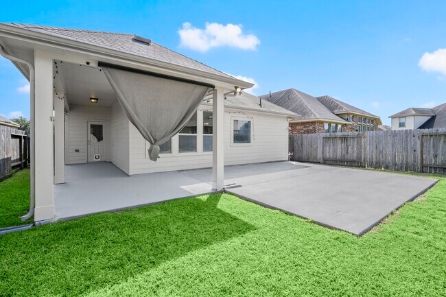 Building Photo - 3835 Raintree Village Dr